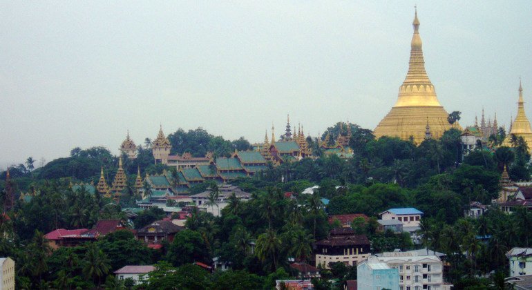 Вид на город Янгон, Мьянма.  